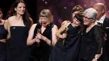 Melanie Andernach, Knut Losen und Steffi Niederzoll erhalten die Lola in der Kategorie Bester Dokumentarfilm