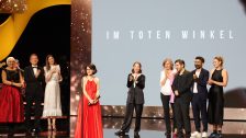 Die Filmfamilie von IM TOTEN WINKEL steht auf der Bühne und gewinnt den besten Spielfilm in Bronze